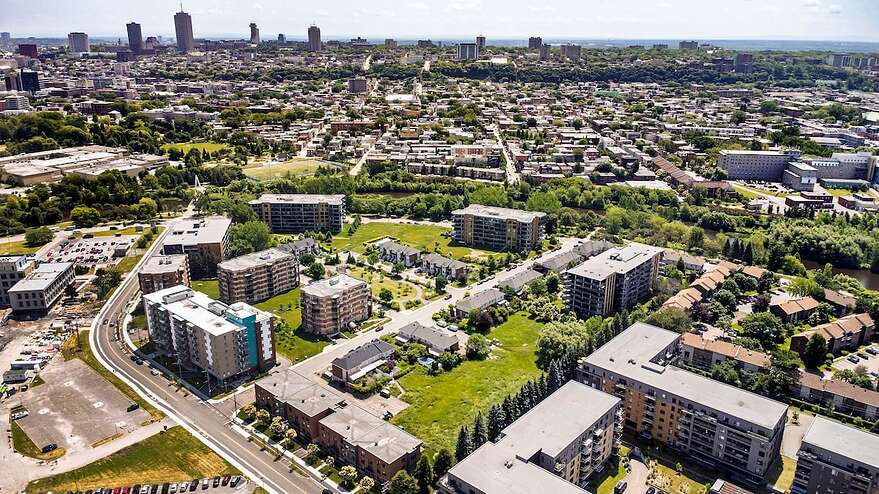 Le futur immeuble de la rue Marie-Brière sera construit sur le terrain bordé d'arbres au bas de la photo.