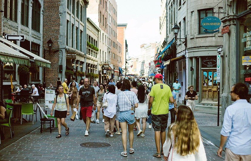 Tourisme Montréal met de plus en plus l’accent sur la durabilité de l’industrie touristique, notamment en encourageant les visiteurs à prendre leur temps, à rester plus longtemps au même endroit, à consommer des produits locaux et à utiliser les transports en commun ou actifs.
