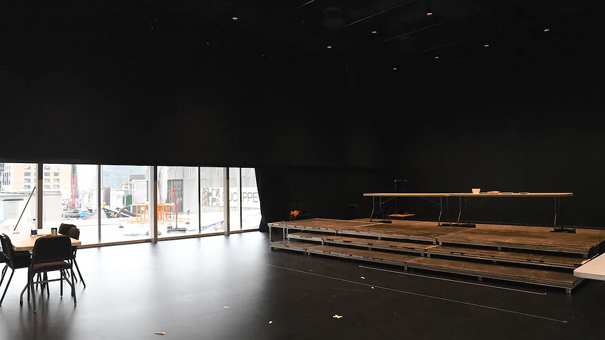 Au quatrième étage des nouveaux locaux du TNM se trouve une immense salle de répétition complètement vitrée. ©Photo : Élise Jetté
