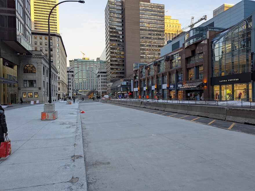 McGill College devant le Centre Eaton ➵ Sud