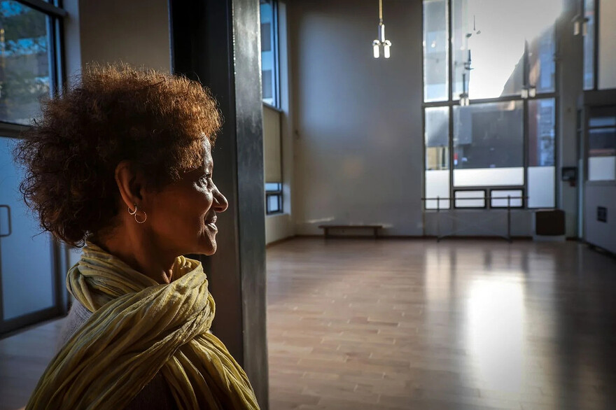 Photo: Marie-France Coallier Le Devoir - «Des espaces, c’est fonctionnel, mais ça joue aussi un rôle de visibilité de la discipline dans un quartier ou un village», indique Zab Maboungou, se réjouissant que le Centre création danse Nyata Nyata ait pignon sur rue.