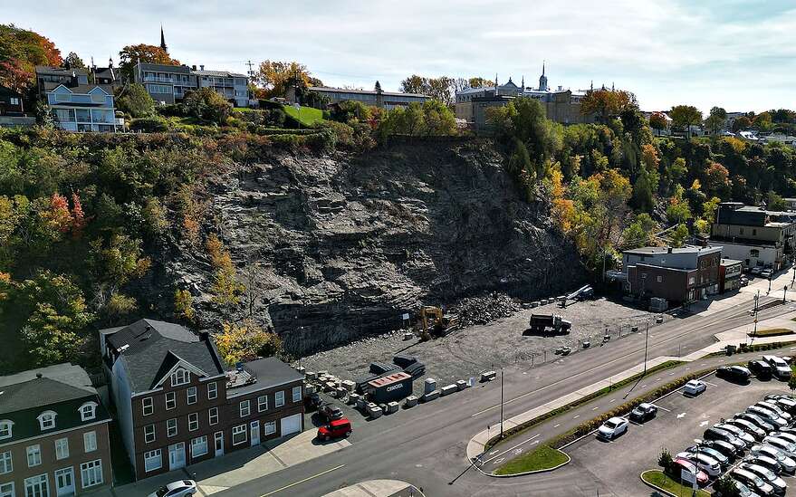 Ce pan de falaise dénudé dans l'attente d'un projet d'hôtel pourrait être utilisé de manière temporaire.