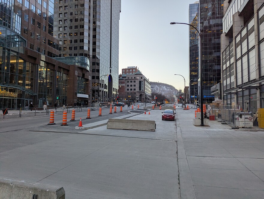 McGill College devant le Centre Eaton ➵ Nord
