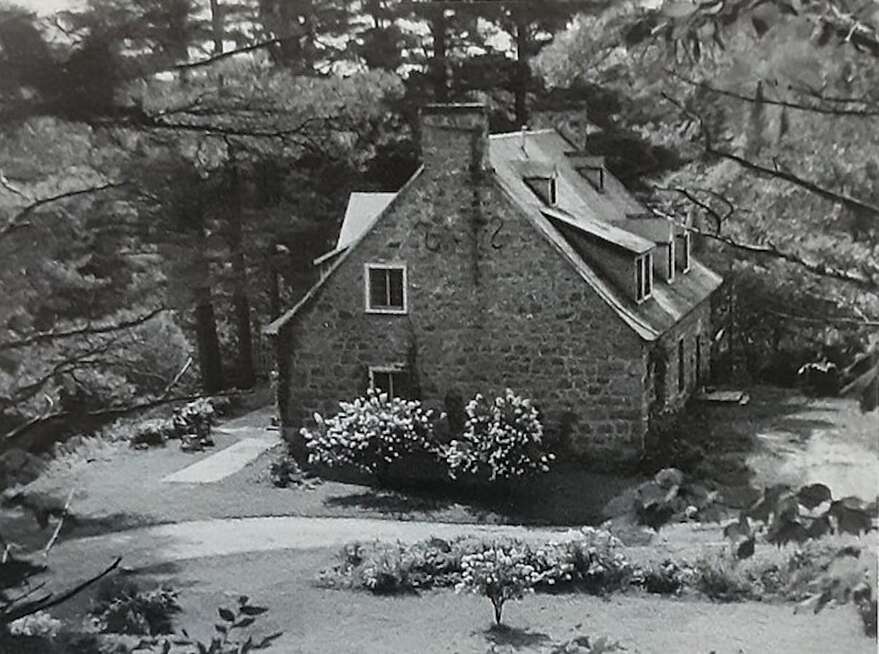 Photo du manoir prise par Hector Saint-Denys de Garneau au début des années 1940.