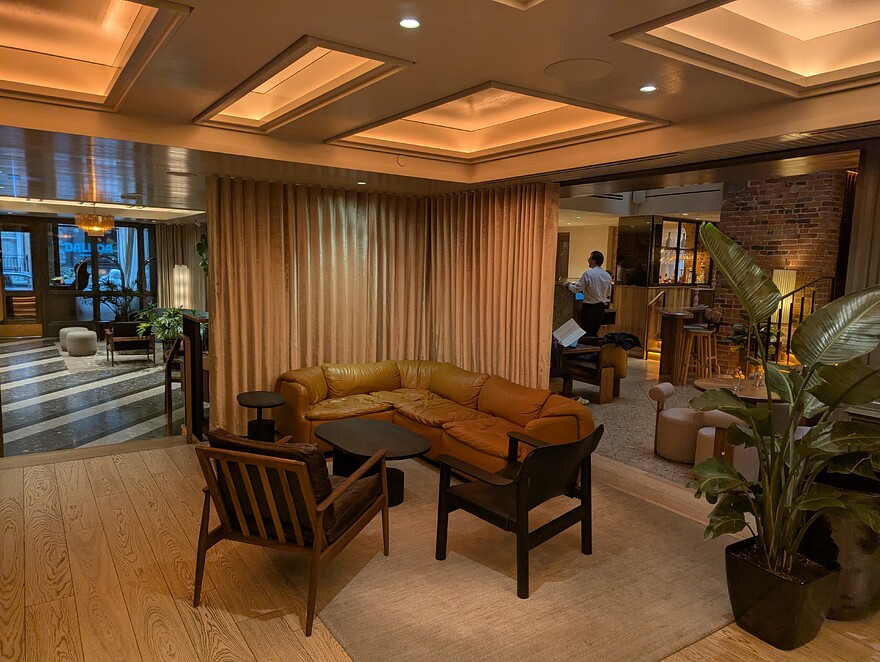 PXL_20251109_184256102