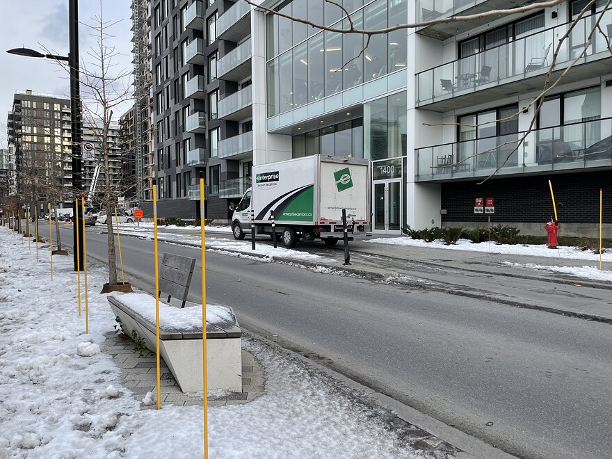 Quai d'autobus/piste cyclable devant le 1400, rue Ottawa