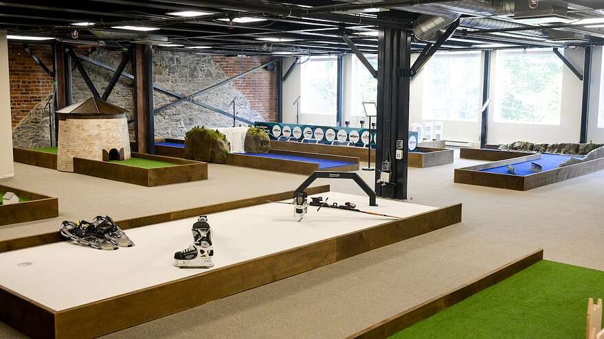 Ce parcours de golf miniature est ponctué d'allusions à l'histoire, à des récits populaires et à la culture québécoise.