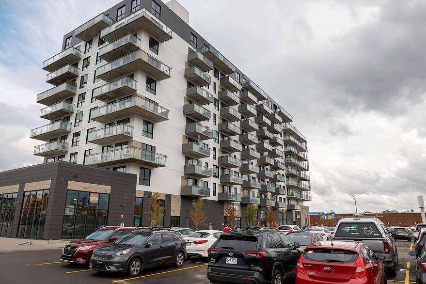 Un immeuble résidentiel avec des commerces au rez-de-chaussée est sorti de terre au centre du stationnement des Galeries de la Canardière.