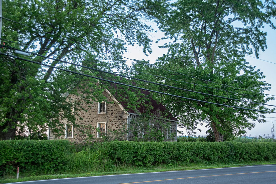 Photo: Jean-François Nadeau Le Devoir — L’avenir de la maison, une des plus vieilles de la région, apparaît laissé en suspens, entre préservation et abandon, à l’heure où un projet immobilier avalisé par la municipalité promet de créer plus de 2000 logements.