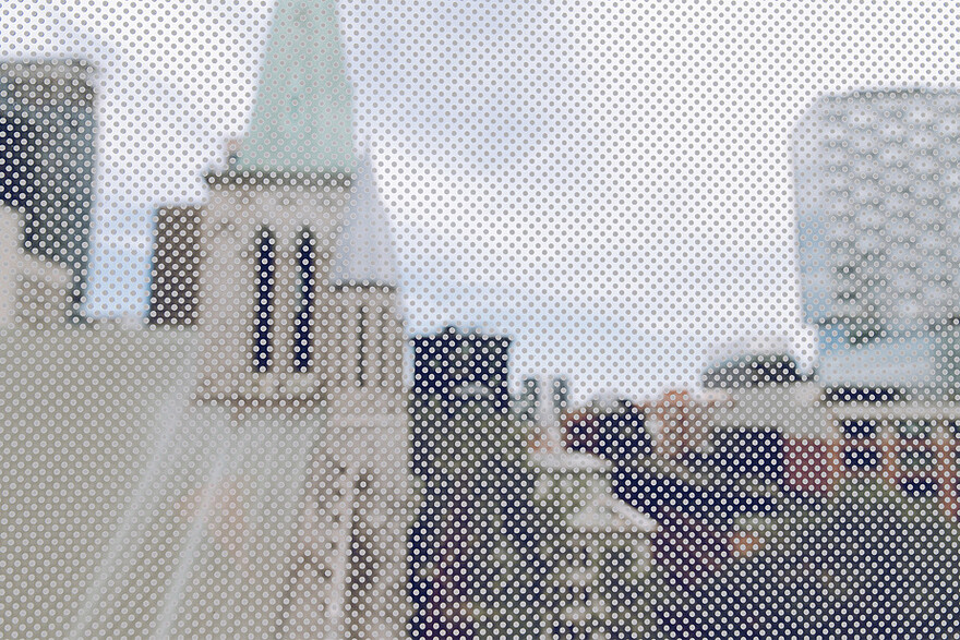 Vue sur la basilique Saint-Patrick depuis une vitre en verre fritté concourant aux économies d’énergie en participant à l’isolation thermique de l’immeuble.