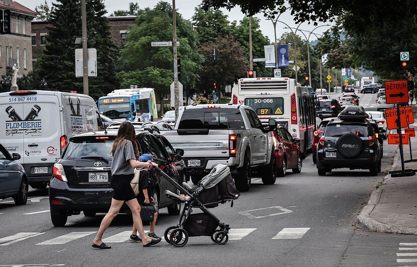 Une femme et ses enfants traversentl’intersection du boulevard Saint-Joseph et de l’avenue des Érables, près de l’école primaire Saint-Pierre-Claver, à Montréal.