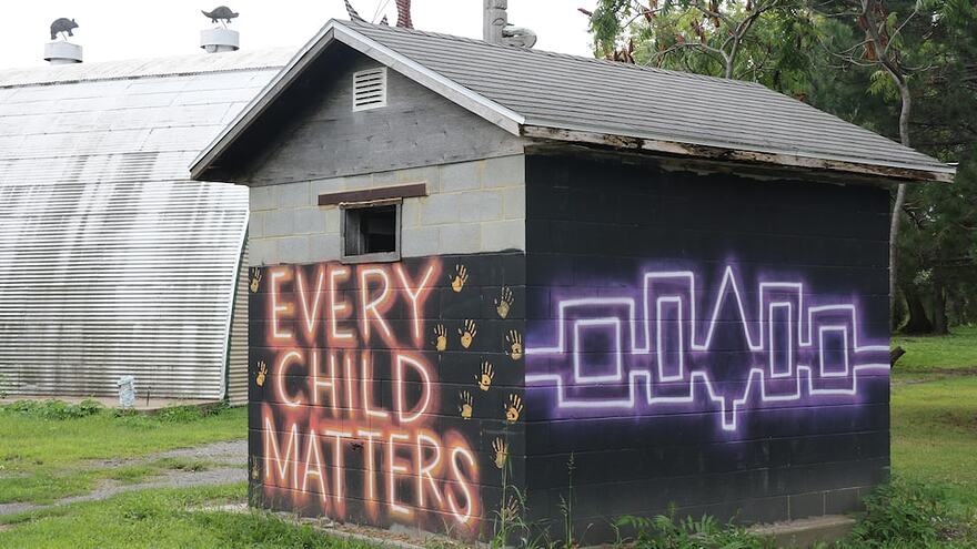 Une petite maisonnette sur laquelle est peint "Every child matters" et le logo des Six Nations.