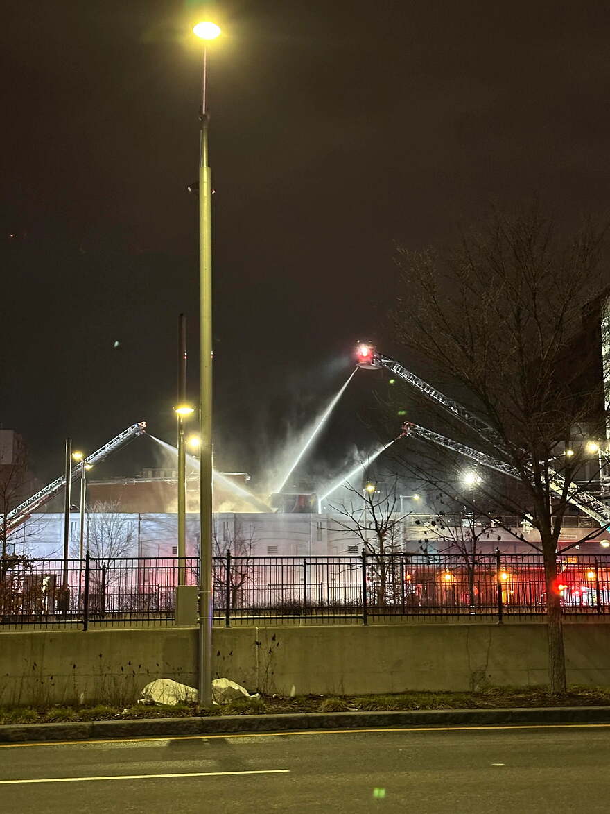 Fire at mini entrepot griffintown ©ResidentAd9716 / reddit