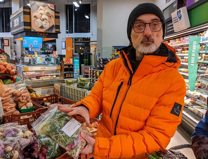 Claude, un <em>expat</em> français, est sans cesse en quête de fraîcheur dans ses emplettes. Pour lui la présence de la Ferme Hantée est une occasion de diversifier son panier.