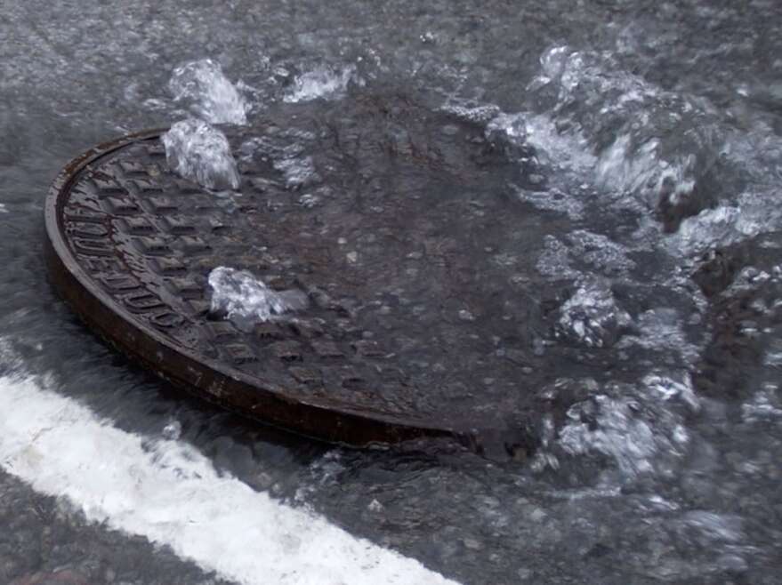 Le MTMD indique que le réseau d’égouts a été construit il y a une soixantaine d’années. Le débit d’eau qu’on lui apporte aujourd’hui est bien plus grand que ce qu’on pouvait concevoir à ces débuts.