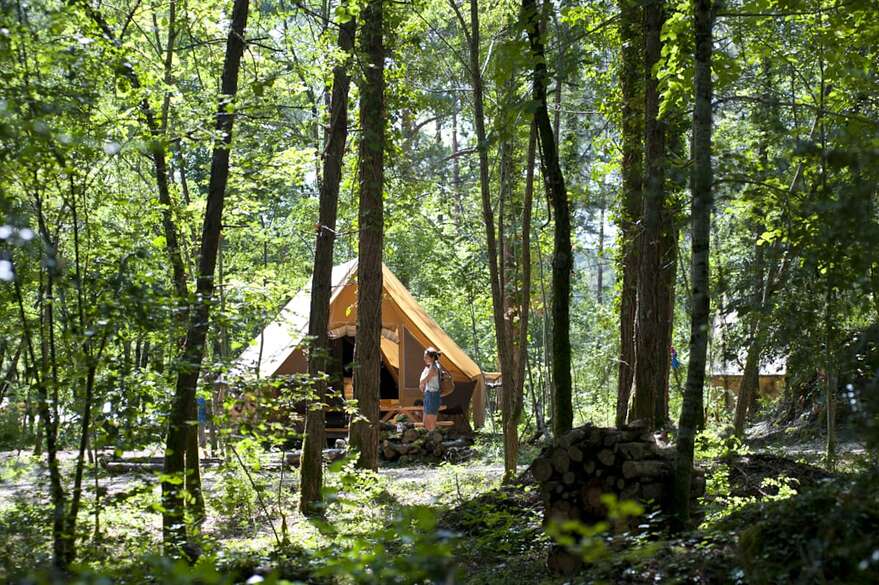 Fabriquées par l'entreprise, les tentes Huttopia s'insèrent dans la nature existante.