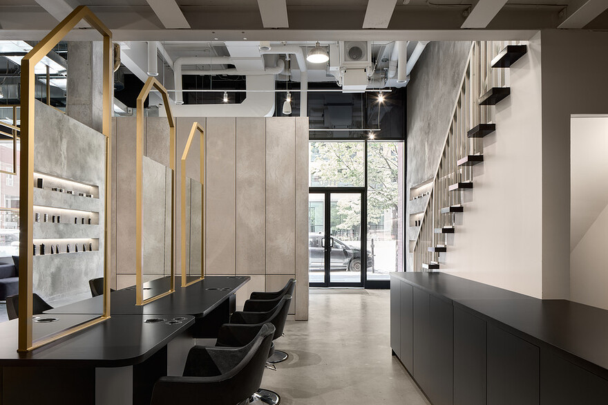 Situated in Montreal and designed by Marie Eve Issa of ISSADESIGN, the Blunt salon’s layout merges an existing space with the new one by being balanced in materiality and space.