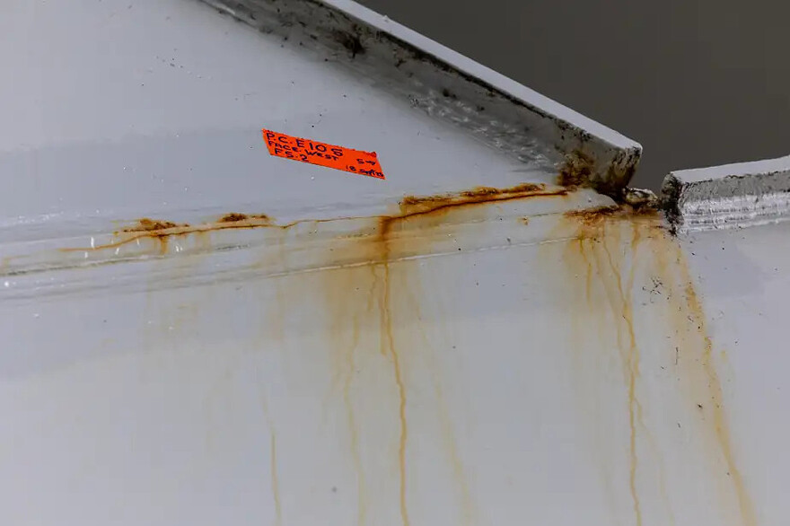 PHOTO MARTIN TREMBLAY, LA PRESSE – Lors de la construction, le scellant appliqué aux centaines de joints des chevêtres qui supportent les tabliers routiers n’est pas étanche. Le produit se fissure et l’eau peut s’infiltrer.