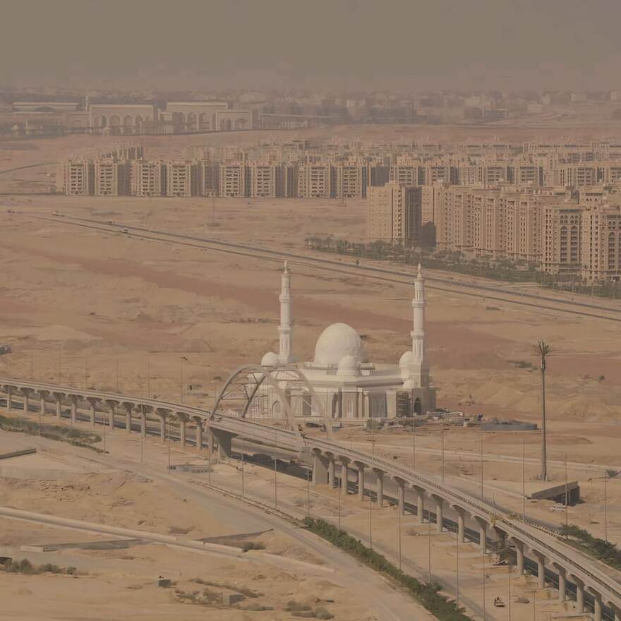 Du haut du gratte-ciel de Hady Fathy, on peut apercevoir le monorail en construction (au centre) ainsi que les zones résidentielles R2 et R3 (à droite), l’une des huit zones résidentielles désignées dans la ville.