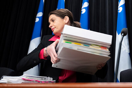 Ministre des Transports et de la Mobilité durable du Québec, Geneviève Guillbault avec les études qui concluent à l'inutilité du 3e lien entre Québec et Lévis ©Jacques Boissinot, Presse Canadienne 2023