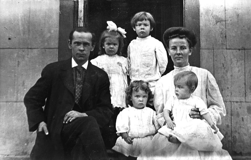 Une famille prend la pose en 1914.