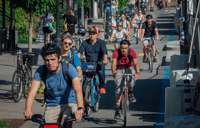 «Toutes les études démontrent que le vélo contribue à rendre les rues plus attractives, socialement et commercialement», souligne le porte-parole du Collectif Vélo Île-de-France, Stein van Oosteren.