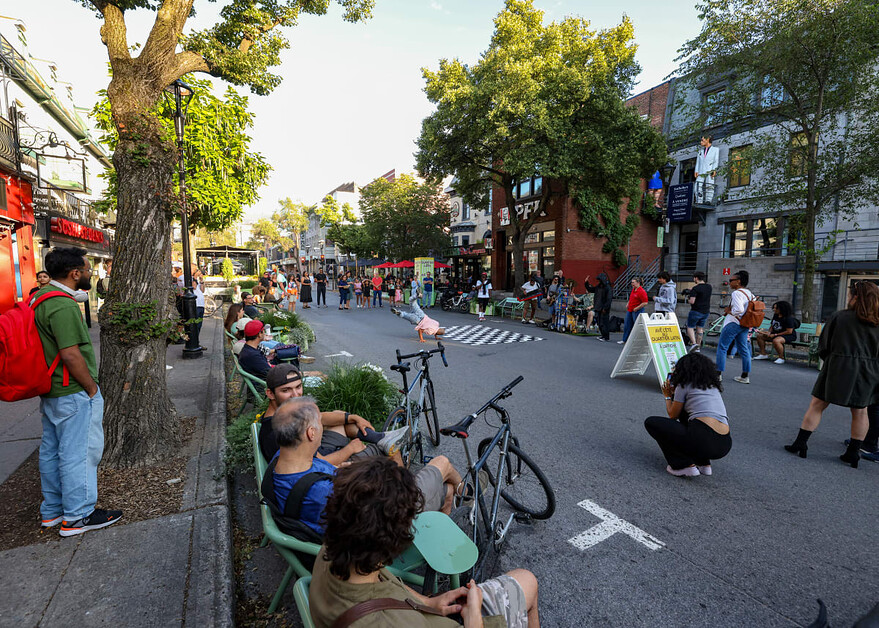 Artistes déambulatoires sur la rue Saint-Denis©JF Savaria