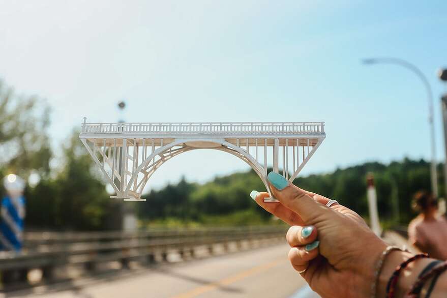 L'aluminium confère au pont des propriétés de légèreté, de solidité, ou encore de résistance à la corrosion.