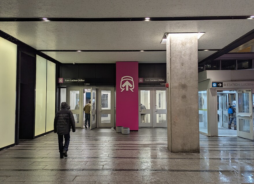 Colonne rose avec le symbole Train