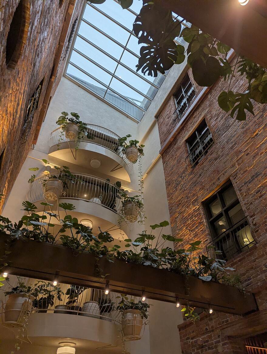 PXL_20251109_184315692