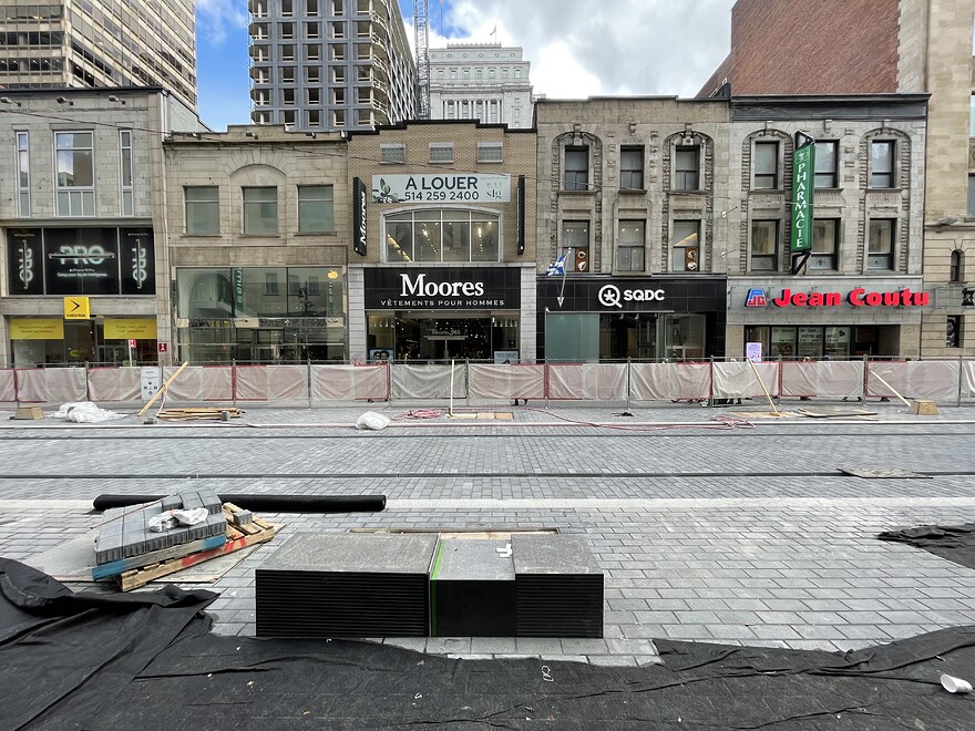 Banc en granite sur la rue Sainte-Catherine