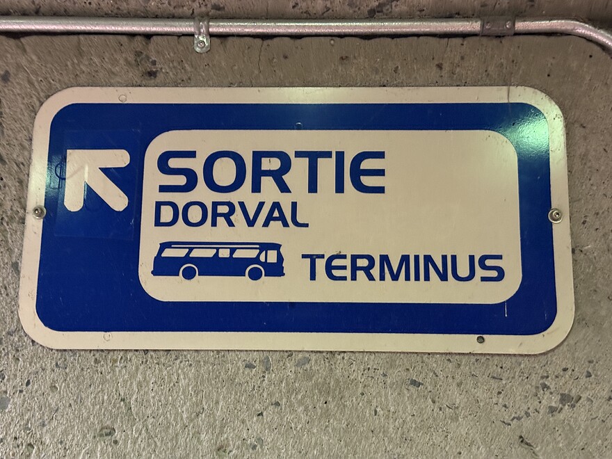 Affiche qui indique les directions vers "Dorval Terminus"