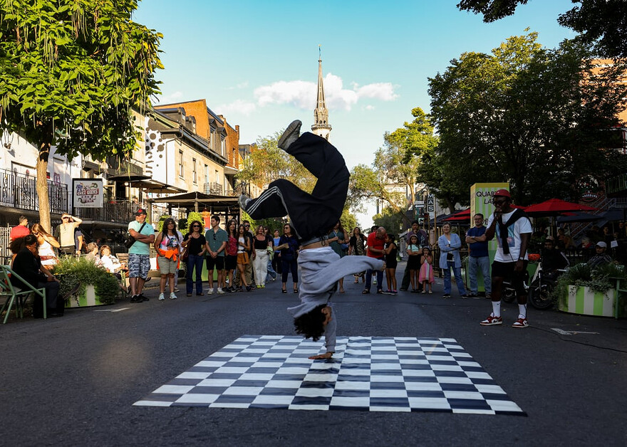 Artistes déambulatoires sur la rue Saint-Denis©JF Savaria