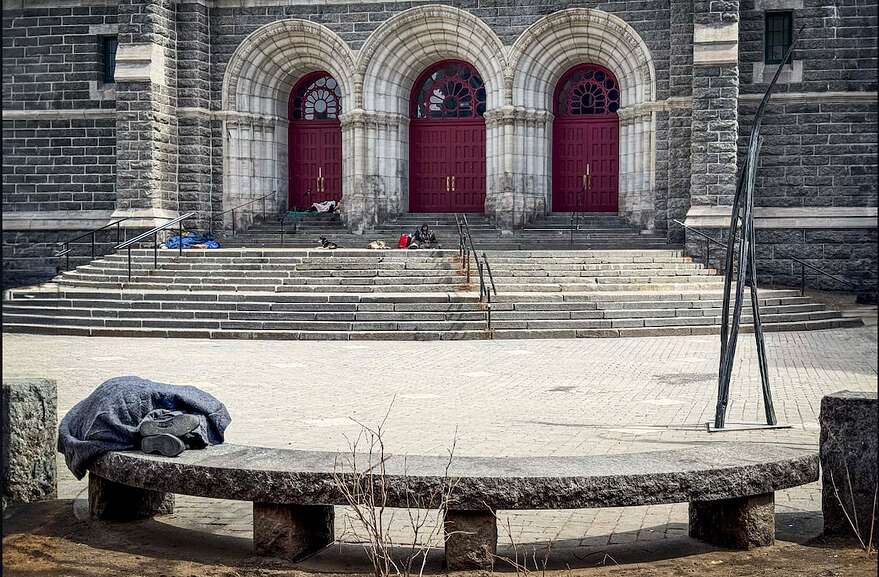 Chaque jour, plusieurs personnes en situation d’itinérance s’agglutinent dans les escaliers ou sur les bancs au pourtour.