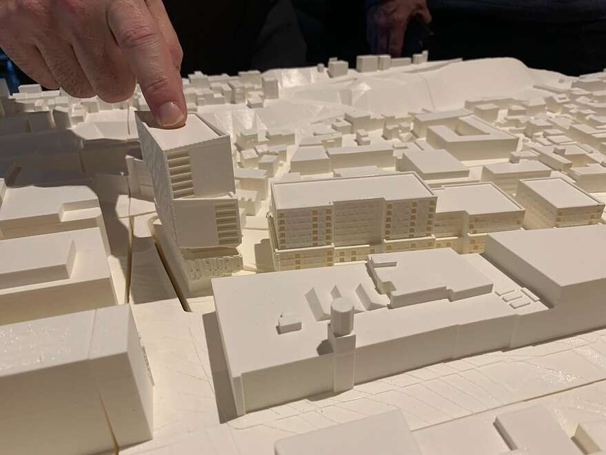 La maquette présentée à l'entrée de la rencontre montre les volumes projetés.
