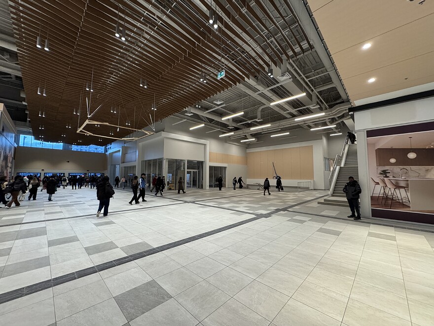 Vue sur l’accès au Terminus Longueuil et l'accès au quai d’embarquement du Métro