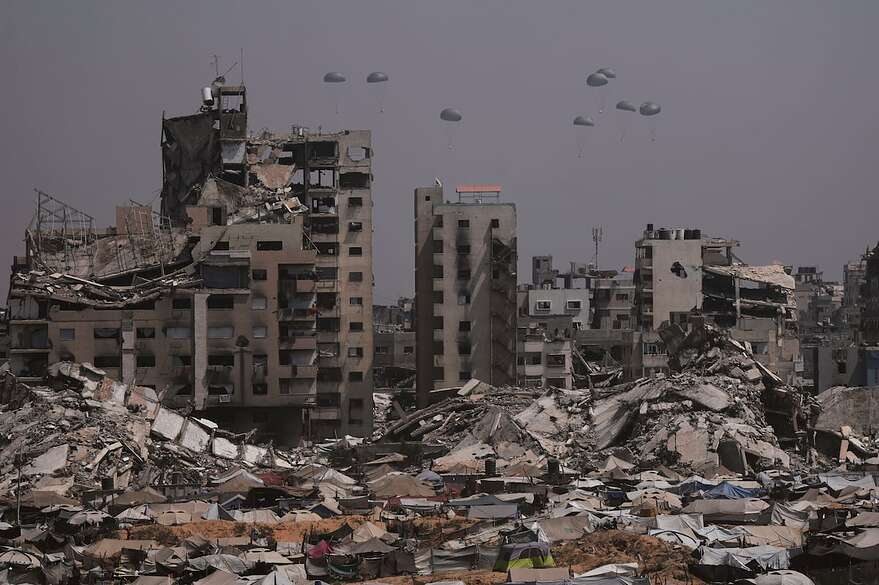 De l'aide humanitaire est larguée aux Palestiniens au-dessus de la ville de Gaza, dans la bande de Gaza, le 28 juillet 2025.