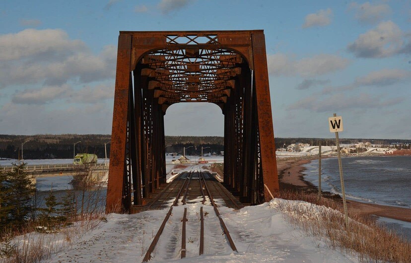 Des dizaines et des dizaines de ponts doivent être réhabilités avant que le train ne circule à nouveau en Gaspésie.