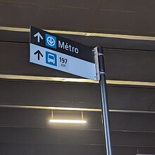 Pancarte indiquant la direction vers le métro l'arrêt de la ligne 197