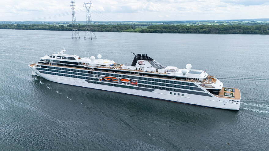 Le Viking Octantis, un bateau de croisière, a fait un passage remarqué entre les ponts Saint-Louis et Larocque jeudi après-midi. (Photo Skye Media Quebec/Gabriel Leroux : gracieuseté)