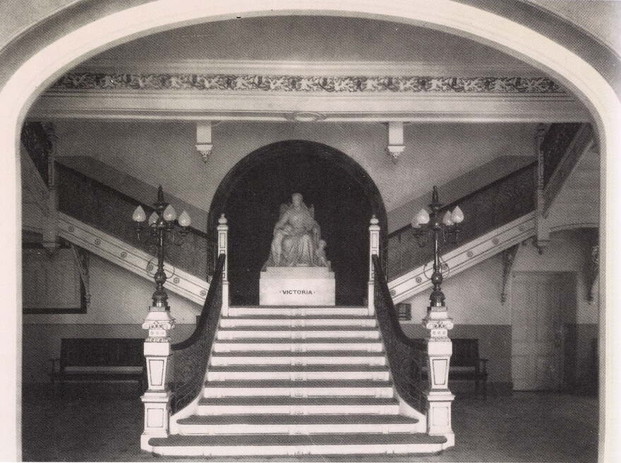 1900vv statue Victoria hôp.
