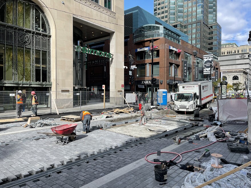 Les derniers pavés sur Sainte Catherine entre Mansfield et Metcalfe