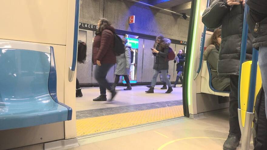 Des usagers du métro de Montréal.