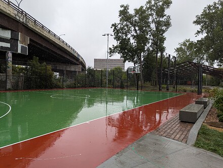 Le terrain de basketball