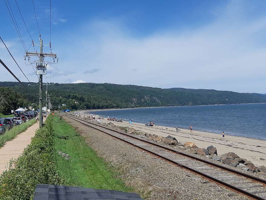 La municipalité a aménagé une promenade de bois, à gauche sur la photo, pour sécuriser la circulation et protéger le littoral.
