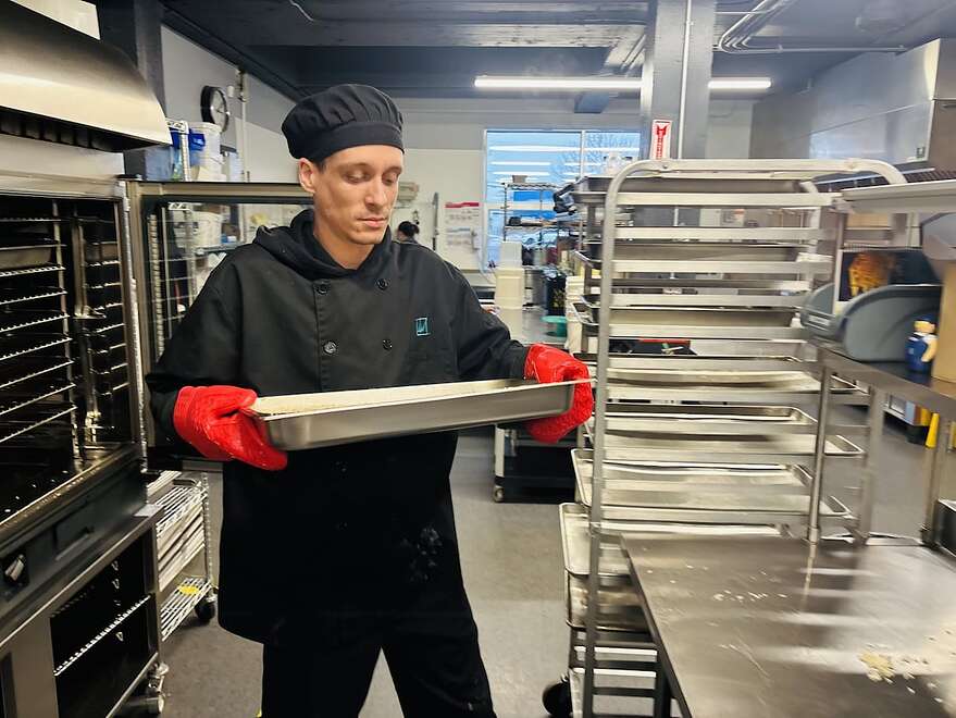 Guillaume Petit, comme chef production, dirige une brigade de six à huit personnes chaque jour.