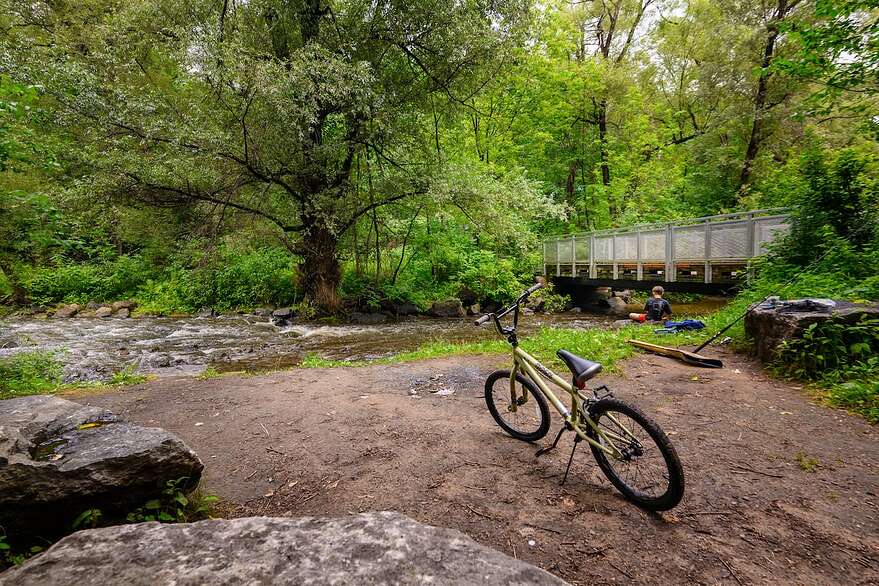 La rue Chabanel, en cul-de-sac, débouche sur le parc de la Rivière-Beauport.