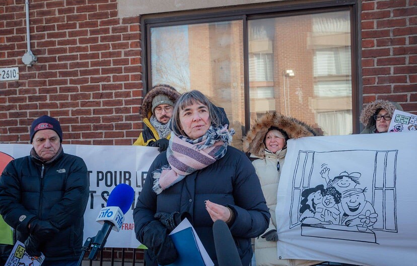 Véronique Laflamme, porte-parole du Front d’action populaire en réaménagement urbain (FRAPRU), lors d’une conférence de presse de la Fédération des locataires de HLM du Québec (FLHLMQ)