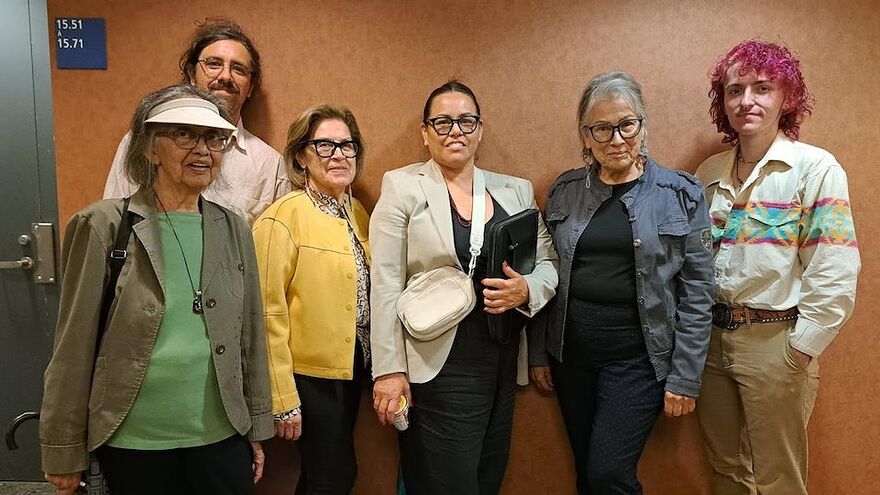 Les Mères mohawks en compagnie de deux hommes.