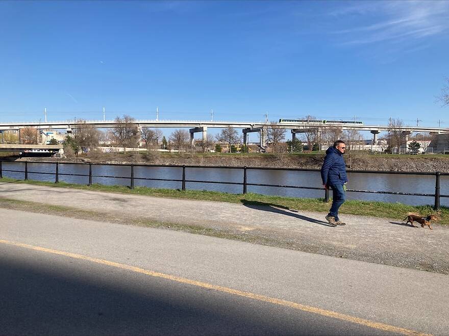 Les promeneurs peuvent bien voir le REM en marchant le long du canal de Lachine.